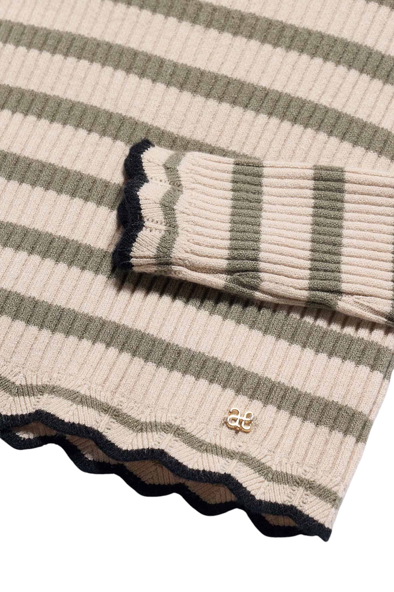 Свитер дев. АРТ.5837,беж-зел,вис-па-пэ